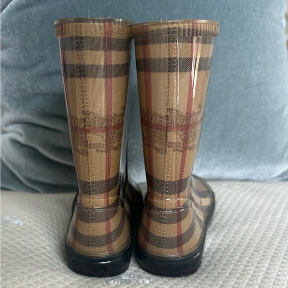 Burberry Kids Plaid Interior Rain Boots Made in Italy in size 6/7 (23/24) - Picture 6 of 6